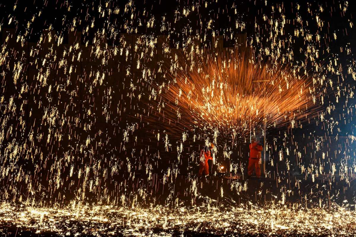 TOPSHOT - Performers throw molten metal to create a fireworks diplay during the "Dashuhua" traditional Chinese performance in Handan, in northern China's Hebei province on February 7, 2024, ahead of the Lunar New Year of the Dragon which falls on February 10. (Photo by AFP) / China Out