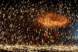 TOPSHOT - Performers throw molten metal to create a fireworks diplay during the "Dashuhua" traditional Chinese performance in Handan, in northern China's Hebei province on February 7, 2024, ahead of the Lunar New Year of the Dragon which falls on February 10. (Photo by AFP) / China Out