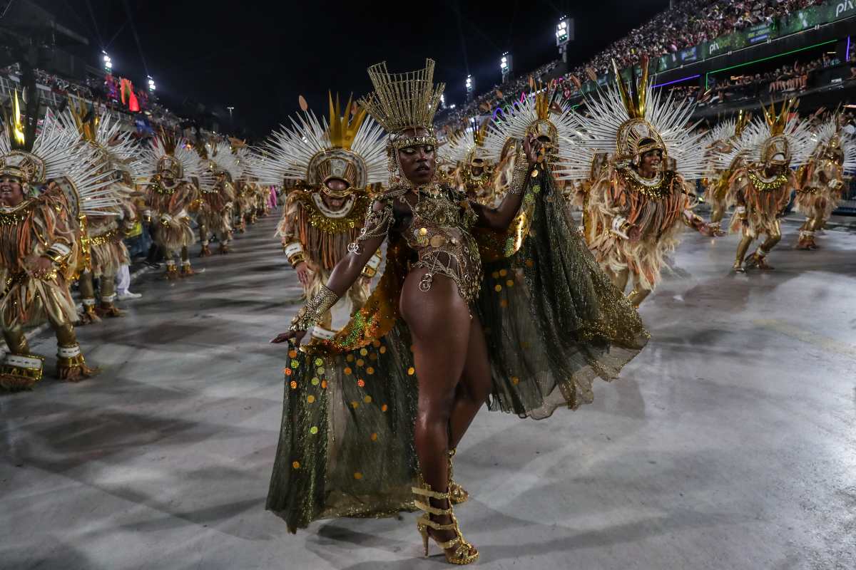  La escuela de samba Mangueira participa en el segundo día de desfiles del Grupo Especial del carnaval en el Sambódromo de Río de Janeiro. (Fotografía Prensa Libre: EFE)