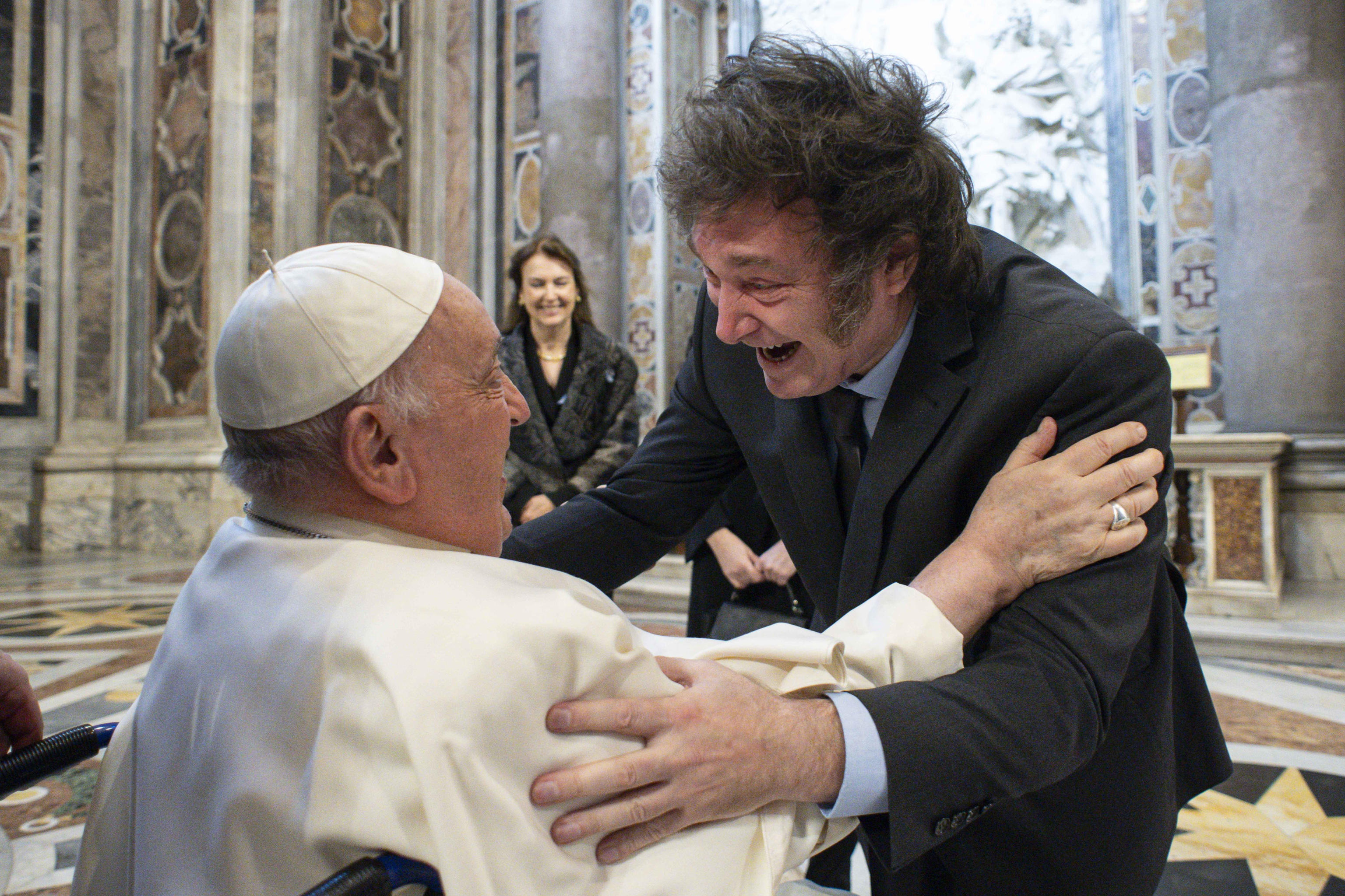 El presidente argentino Javier Milei y el papa Francisco se reunieron en la Basílica de San Pedro. (Foto Prensa Libre: EFE/EPA/VATICAN MEDIA)