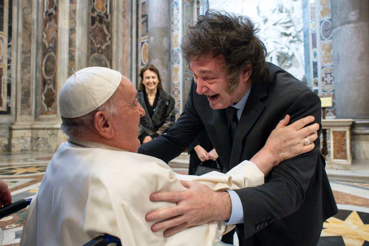 El presidente argentino Javier Milei y el papa Francisco se reúnen en la Basílica de San Pedro. (Foto Prensa Libre: EFE/EPA/VATICAN MEDIA)