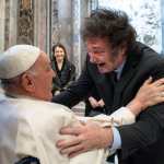 El presidente argentino Javier Milei y el papa Francisco se reúnen en la Basílica de San Pedro. (Foto Prensa Libre: EFE/EPA/VATICAN MEDIA)