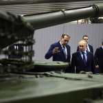El presidente ruso, Vladímir Putin, visita una fábrica de tanques en Nizhny Tagil. (Foto Prensa Libre: AFP)