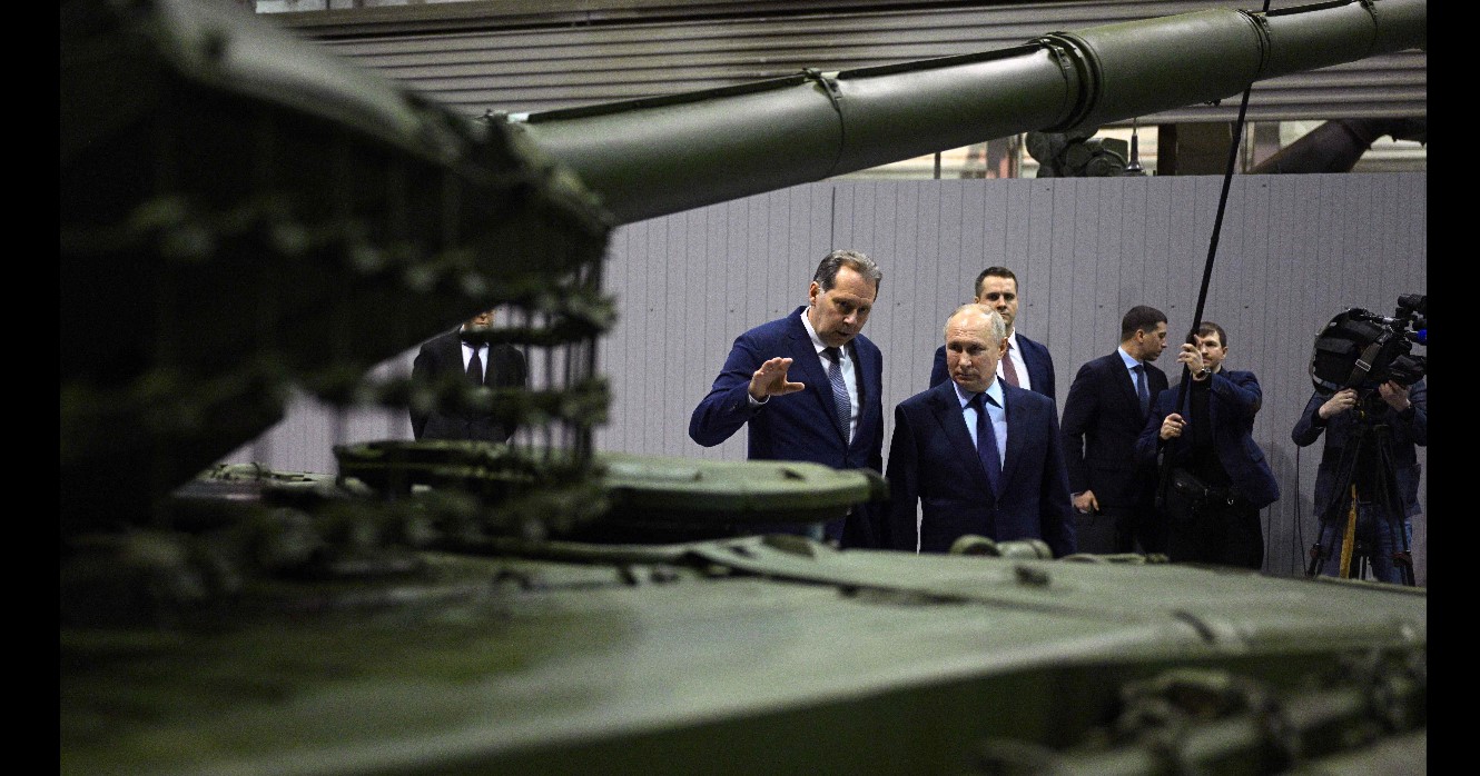 El presidente ruso, Vladímir Putin, visita una fábrica de tanques en Nizhny Tagil. (Foto Prensa Libre: AFP)
