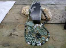 Visita a la Hacienda Santiago, que cuenta con un área de más de 40 caballerías, ubicada en el municipio de Gualán, al nororiente de Zacapa, se extiende desde la Sierra de las Minas hacia el sur y se ubica a 155 kilómetros de la ciudad capital. Es una haciend natural privada que brinda el tour del jade en asociación con Jade Maya, donde se puede explorar y recolectar jade en sus ríos y quebradas, se aprende a reconocer el jade legítimo en su estado natural y hacer la talla del mismo en la fábrica dentro de la Hacienda. Cuentan con un museo de Jade para conocer a detalle la historia del mismo y su importancia para las antiguas culturas de la región.

Fotografía Prensa Libre: María Reneé Barrientos Gaytan. 16-11-2023