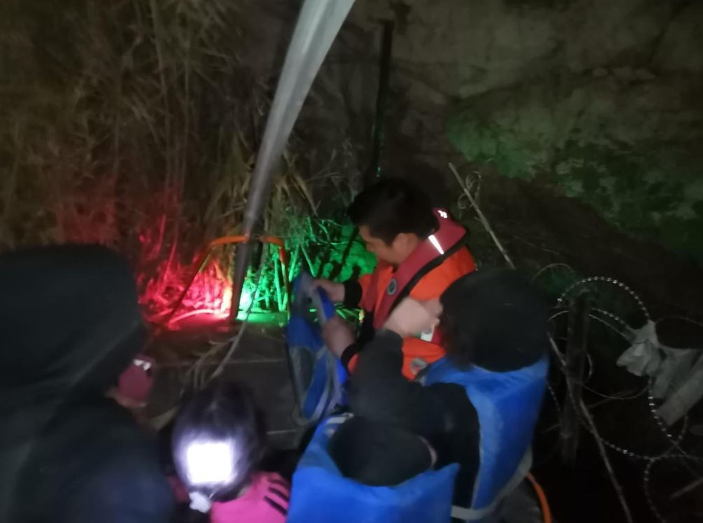 México salva a 11 migrantes de Guatemala y Honduras en el río Bravo fronterizo con EE. UU.