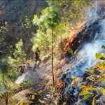 571 soldados de diferentes unidades están desplegados en ocho incendios, uno de los más significativos es el del volcán de Agua. (Foto Prensa Libre: Ejército de Guatemala)