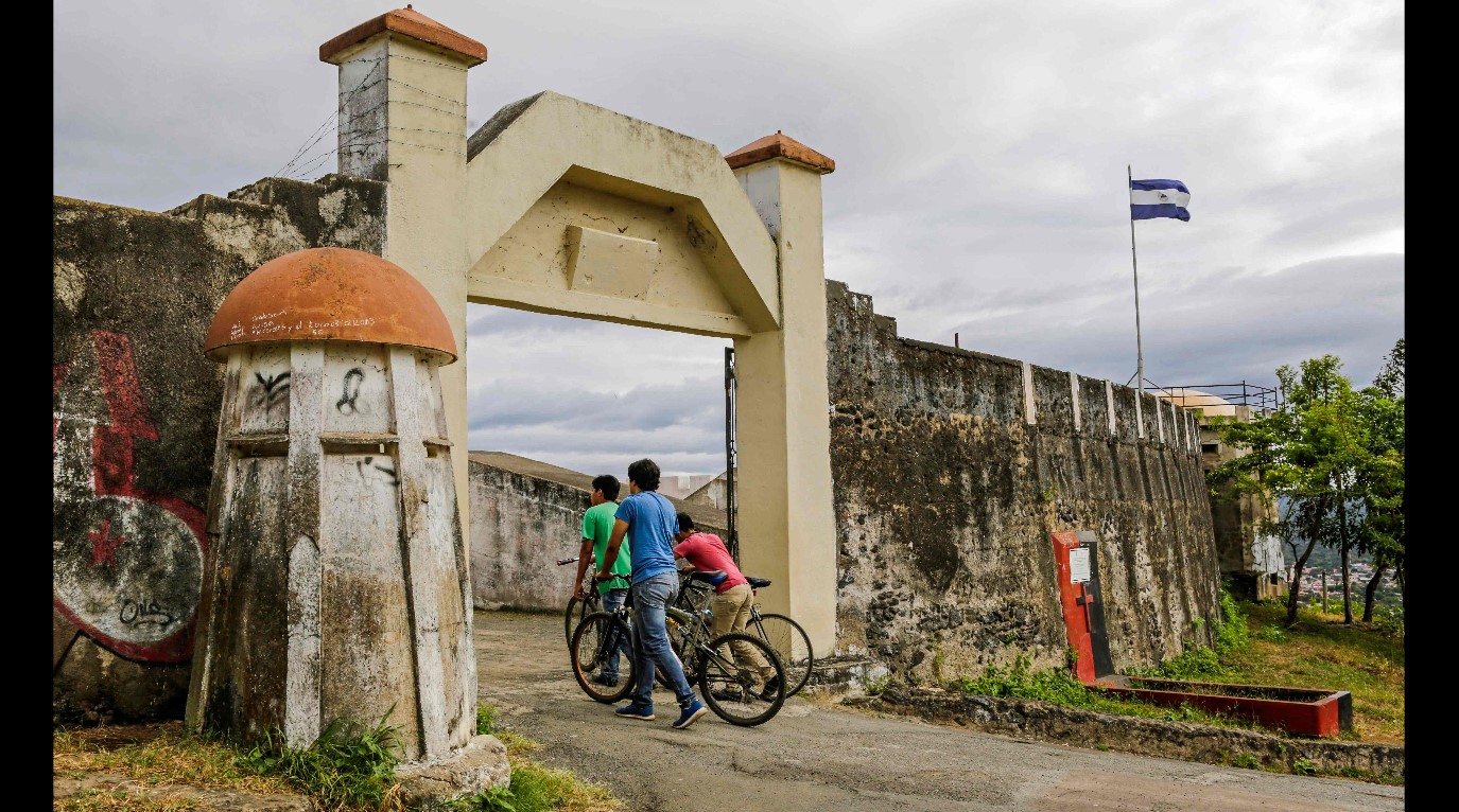 Turistas llegan a la Fortaleza El Coyotepe, administrada por la Asociación de Boy Scouts de Nicaragua, en Masaya, Nicaragua. (Foto Prensa Libre: AFP)