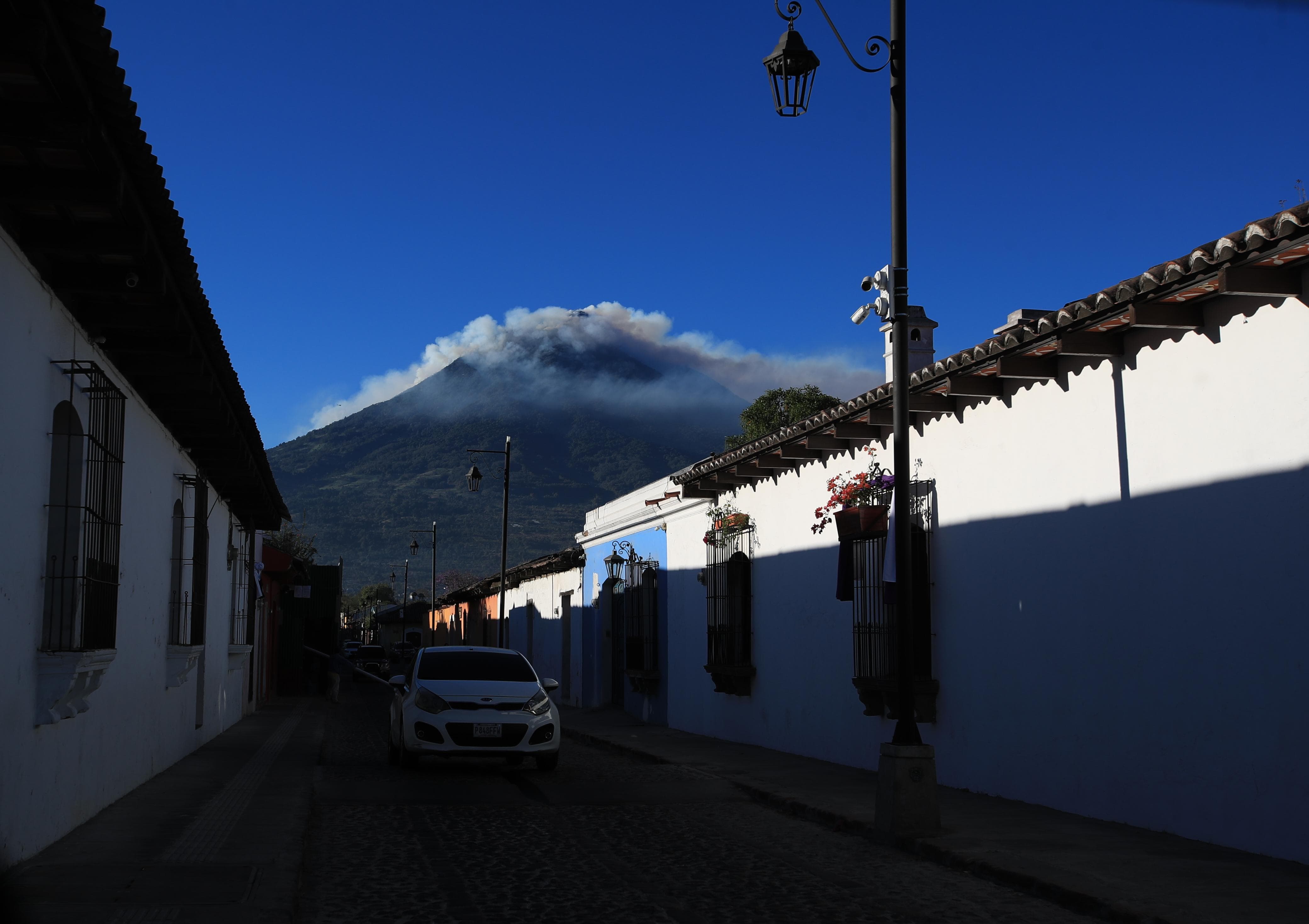 Así se observa el incendio del Volcán de Agua desde Antigua Guatemala. (Foto Prensa Libre: Carlos Hernández Ovalle)