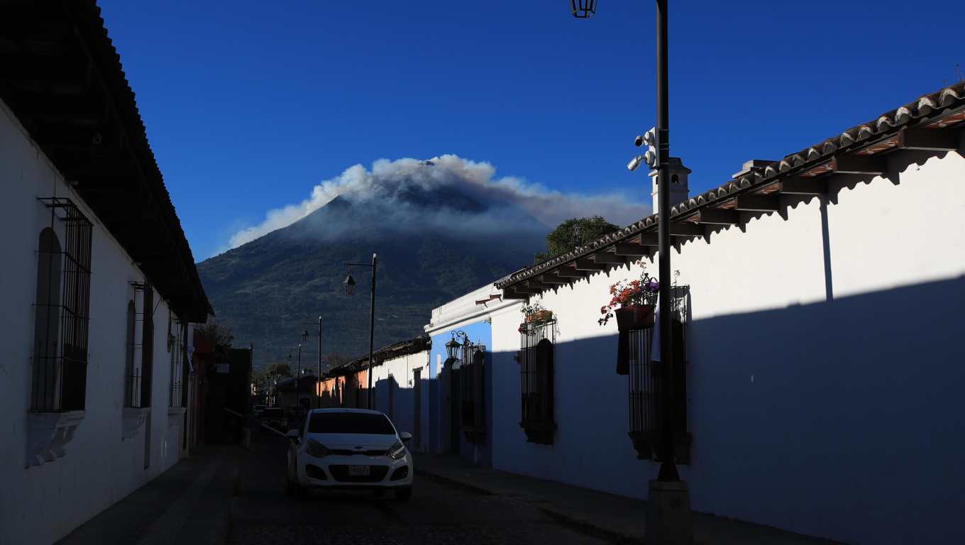 Así se observa el incendio del Volcán de Agua desde Antigua Guatemala. (Foto Prensa Libre: Carlos Hernández Ovalle)