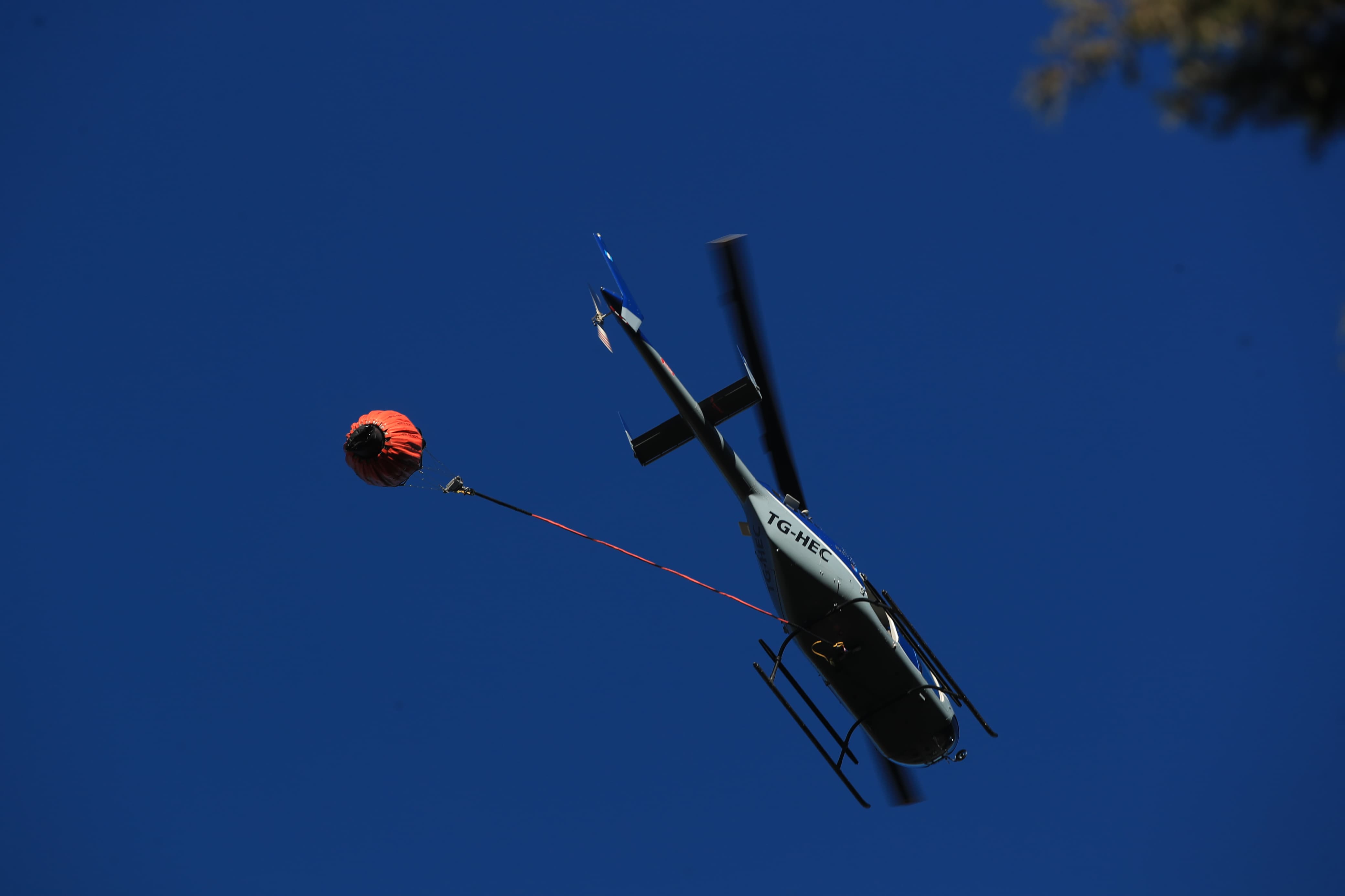 Helicóptero privado que apoya en las tareas de apagar el fuego en el Volcán de Agua. (Foto Prensa Libre: Carlos Hernández)
