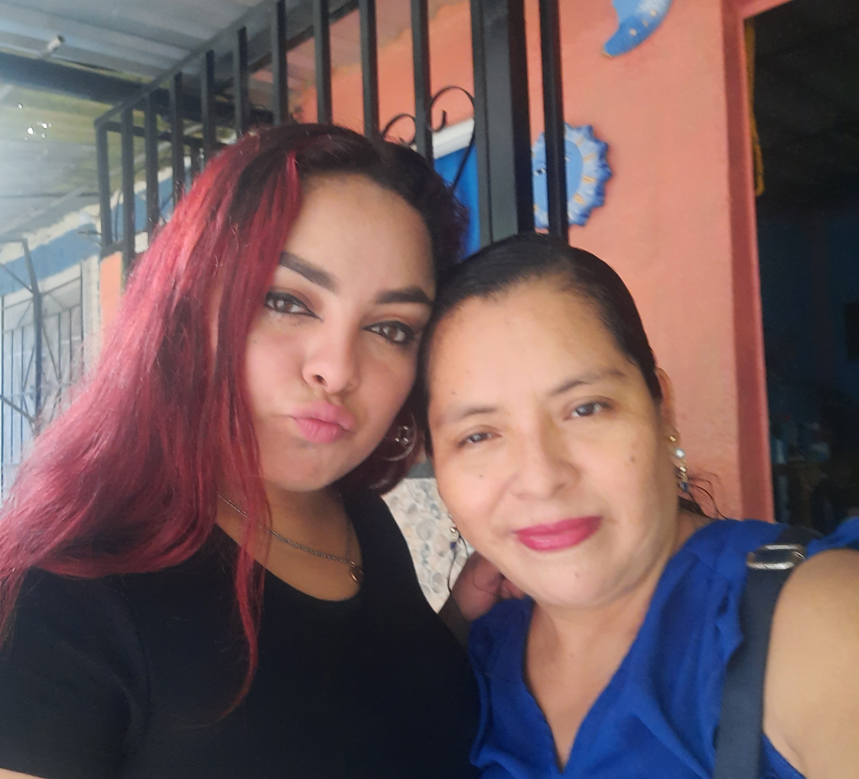 “No sueñen con un presidente como Bukele”: madre relata cómo su hija fue detenida en El Salvador por una foto que se hizo viral