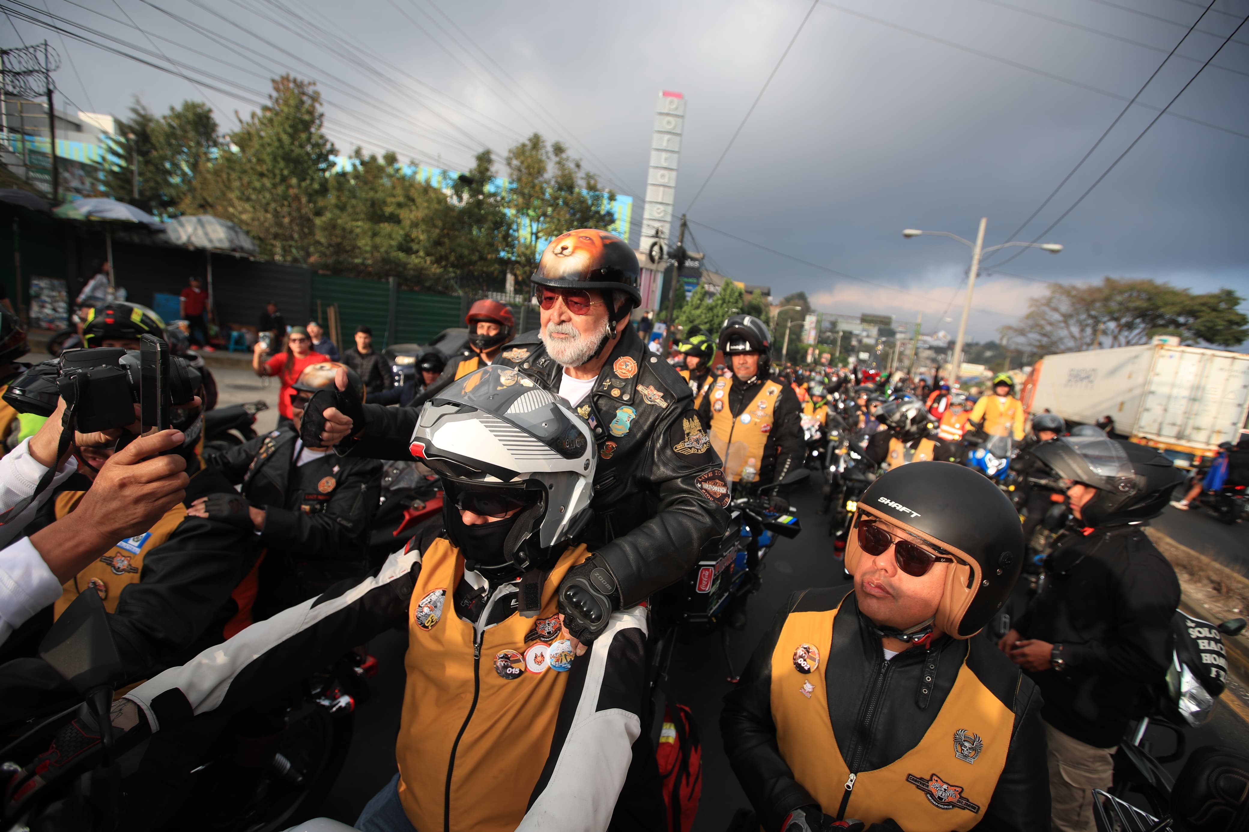 Miles de motociclistas participan en la peregrinación con destino a la basílica de Esquipulas. Fotografía: Prensa Libre (Carlos Hernández).
