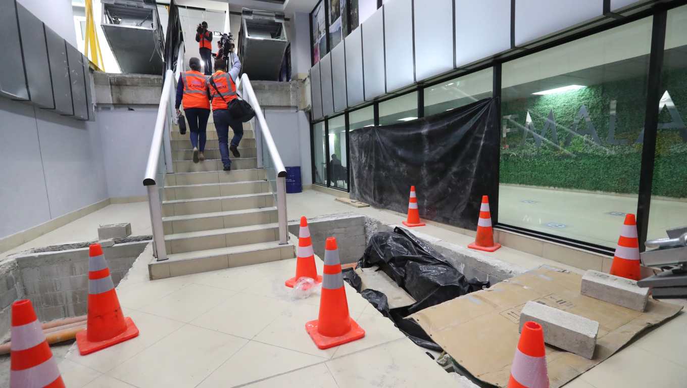 Funcionarios de los ministerio de Comunicaciones y Gobernación hicieron una inspección a las instalaciones el Aeropuerto La Aurora. (Foto Prensa Libre: María Reneé Barrientos Gaytan).