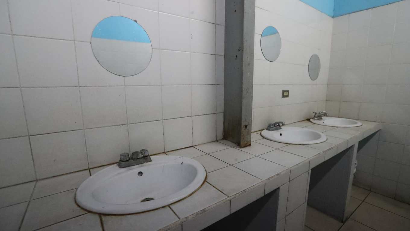 Los baños han presentado deficiencias en los últimos cinco años. Las condiciones persisten a la fecha. (Foto Prensa Libre: María Reneé Barrientos Gaytan).