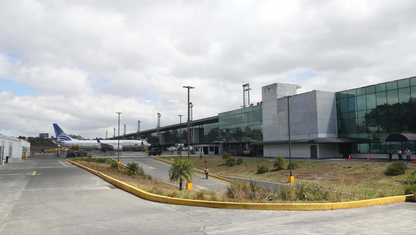 Esta es una fotografía del Aeropuerto La Aurora tomada desde la parte de afuera del mismo. (Foto Prensa Libre: María Reneé Barrientos Gaytan).