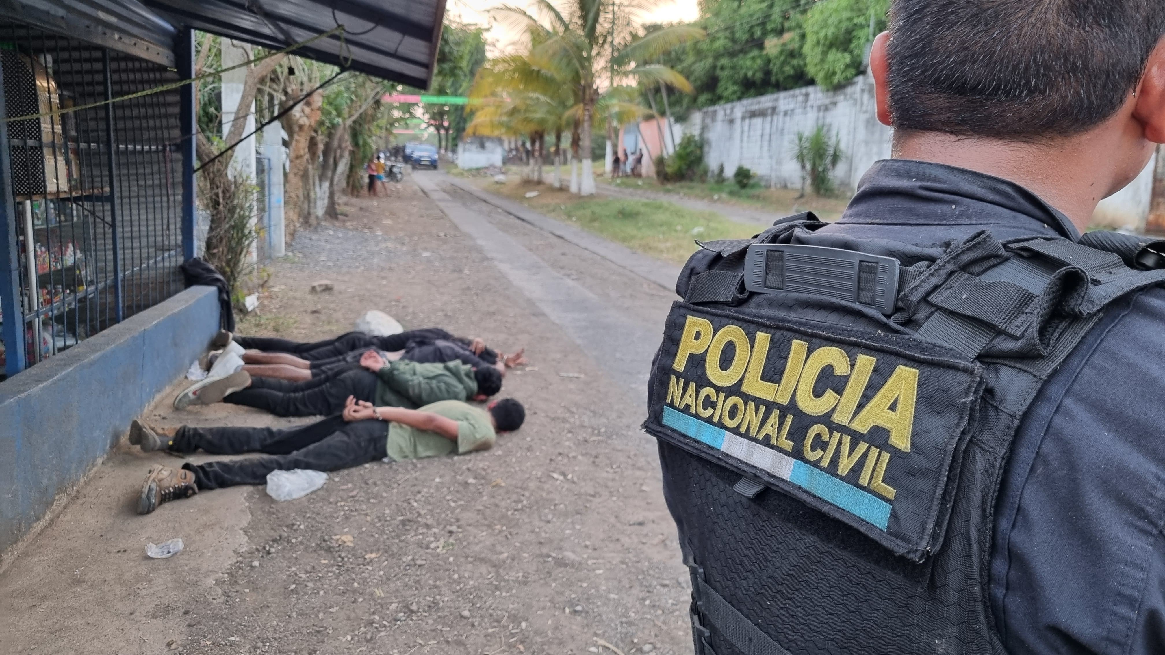 La Policía Nacional Civil reportan la captura de siete sujetos a quienes señalan de robar furgones en rutas de Escuintla y Santa Rosa. (Foto Prensa Libre: PNC).