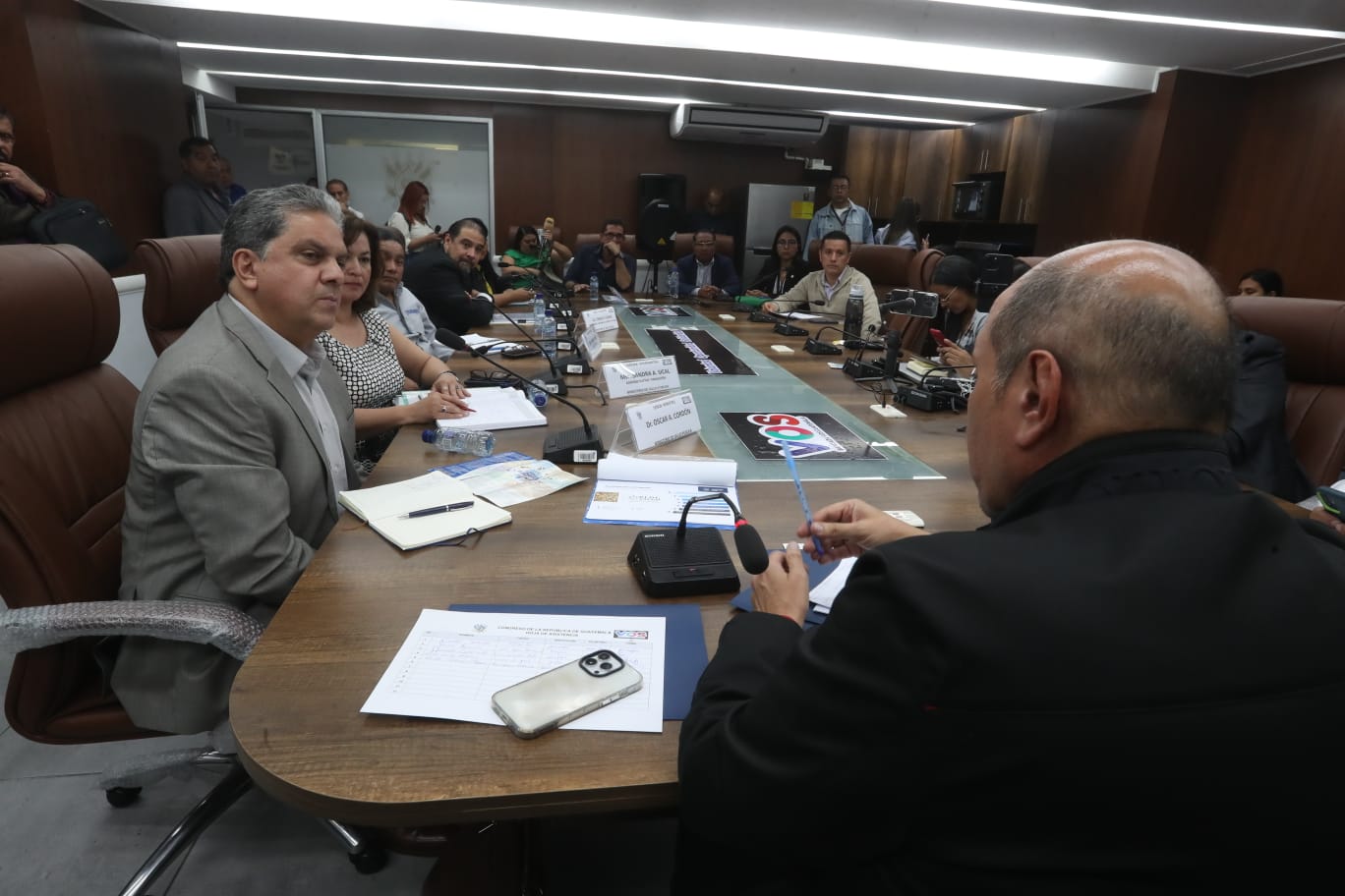 El ministro de Salud, Óscar Cordón, compareció a una citación con la bancada VOS, para explicar sobre la situación del sistema de salud pública de Guatemala. (Foto Prensa Libre: Juan Diego González).
