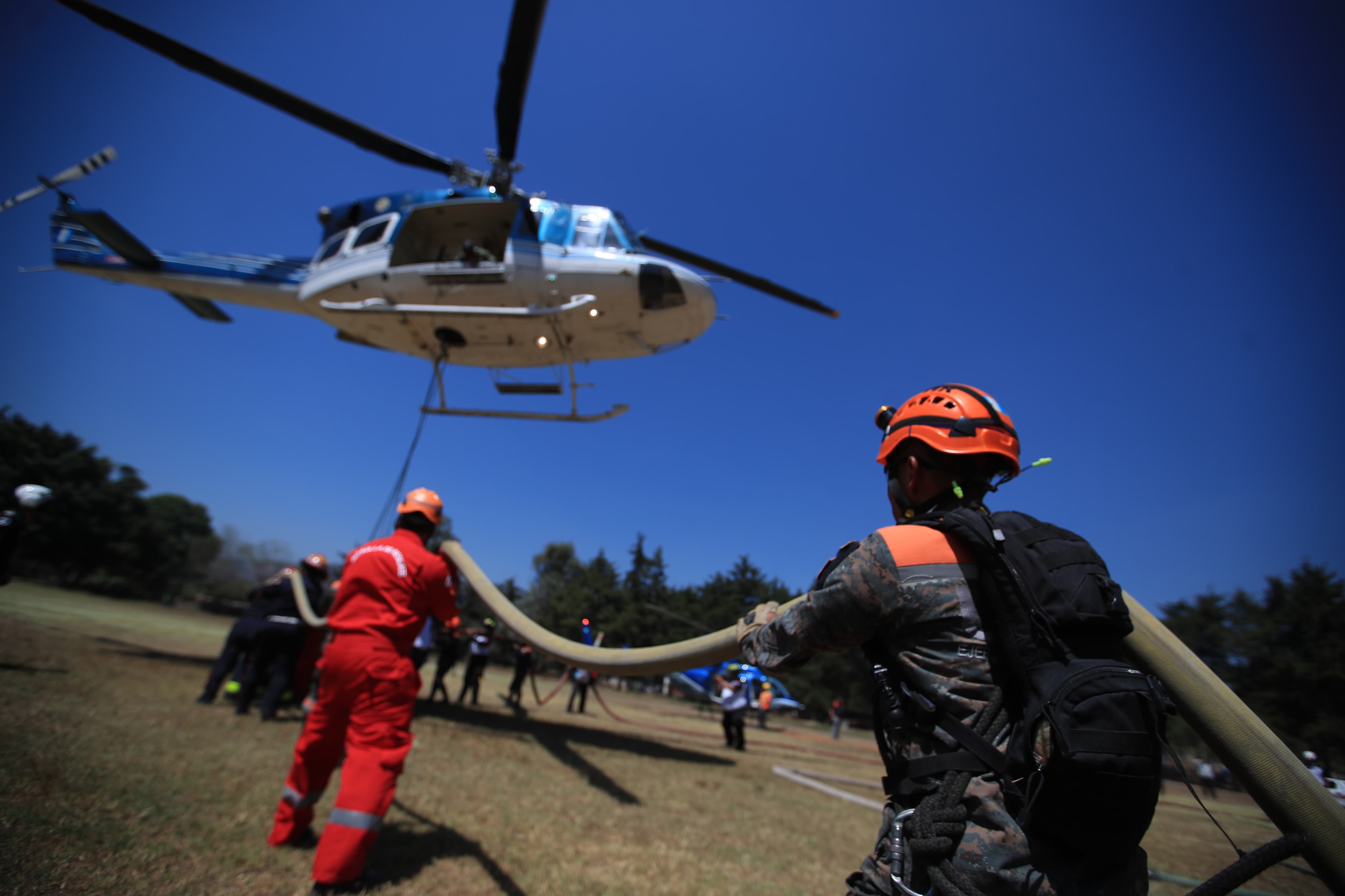 Helicópteros, aviones, fumigadores y cuerpos de socorro trabajan para apagar el incendio en el Volcán de Agua. (Foto Prensa Libre: Carlos Hernández Ovalle)  