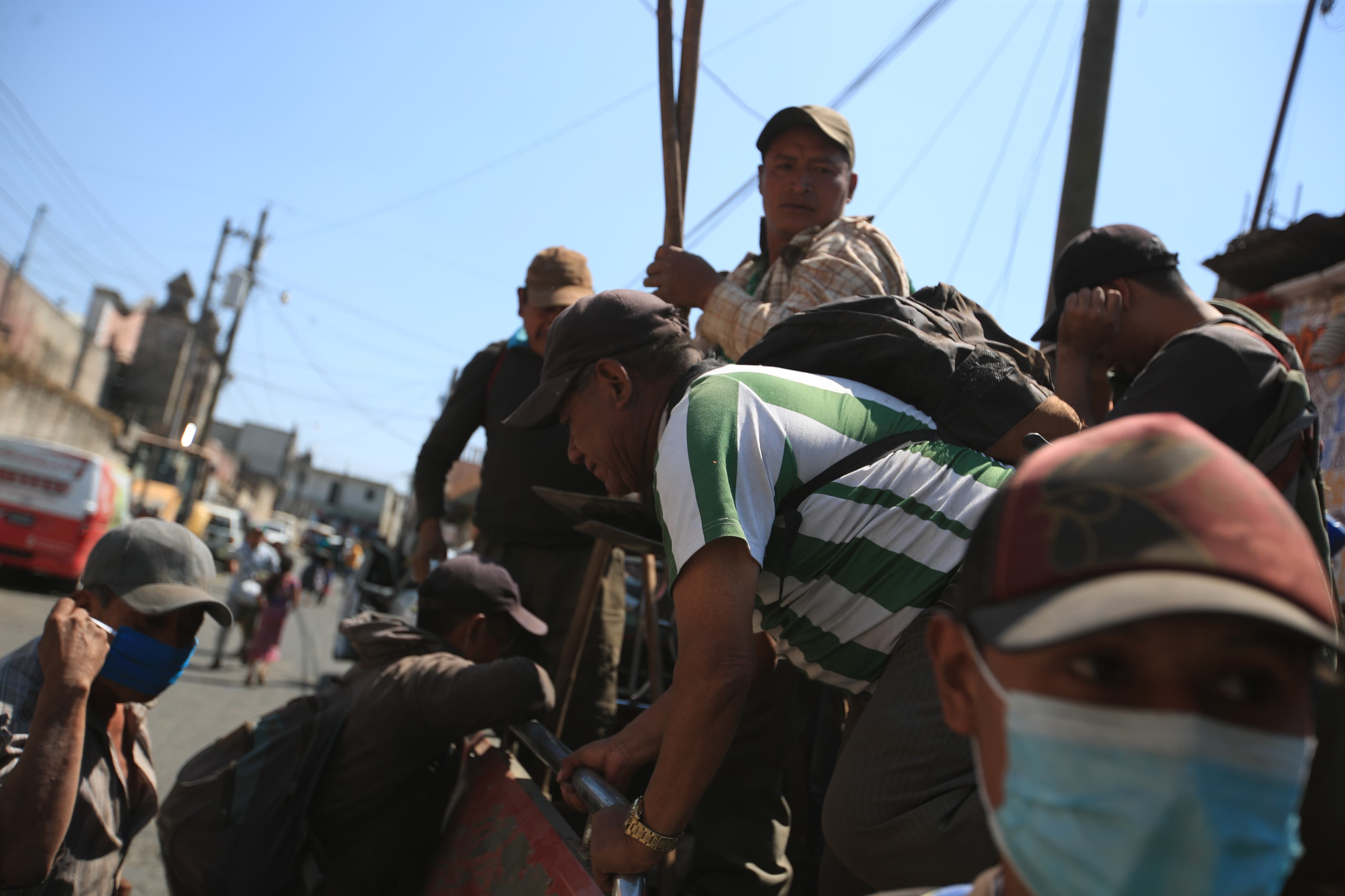 Vecinos se han sumado a los trabajos para combatir el incendio durante todo el día. (Foto Prensa Libre: Carlos Hernández Ovalle)