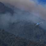 Diversas instituciones hacen labores de combate a un incendio forestal en el volcán de Fuego. Usan helicópteros para lanzar agua hacia el fuego. (Foto Prensa Libre: Carlos Hernández Ovalle).