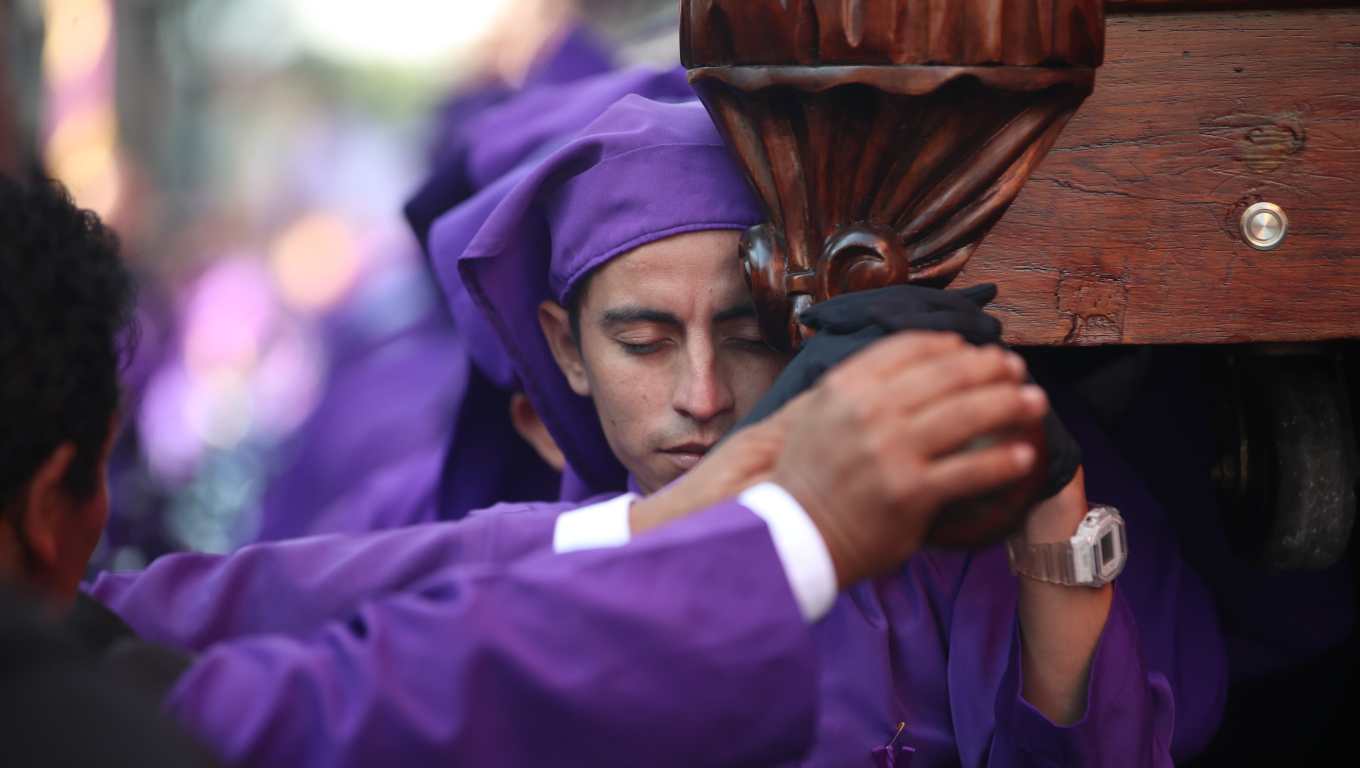 Devotos acompañan con fervor y devoción al portar en hombros a la Consagrada Imagen de Jesús Nazareno de la Justicia.  (Foto Prensa Libre: Byron Rivera Baiza)