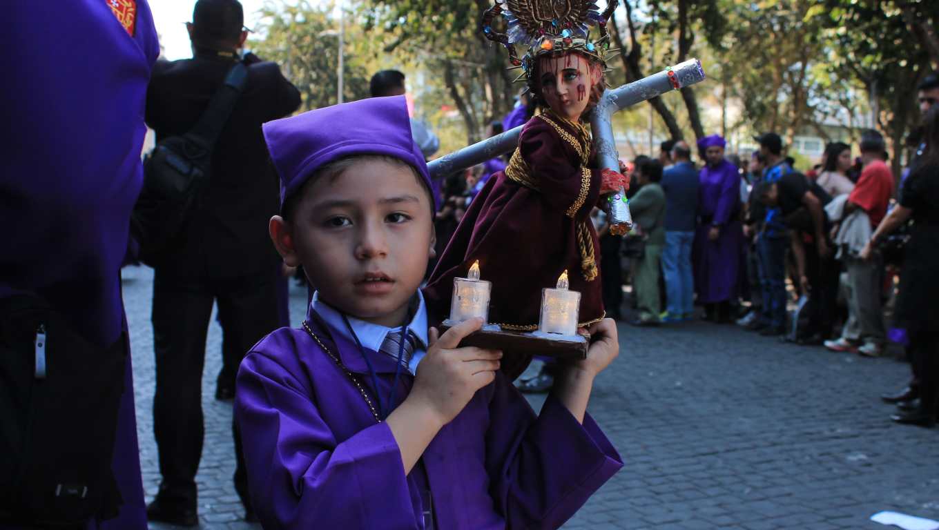 Niños acompañan el paso piadoso de la C.I. de Jesús Nazareno de la Justicia, cargando un anda en miniatura. (Foto Prensa Libre: Michelle Velásquez)
