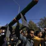 Un estudiante porta un misil simulado durante una manifestación de solidaridad con el pueblo palestino, en la Universidad de Saná, Yemen. (Foto Prensa Libre: EFE)