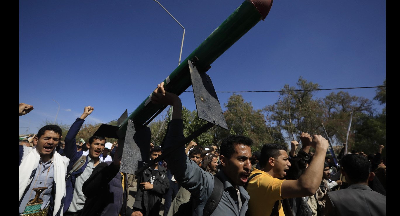 Un estudiante porta un misil simulado durante una manifestación de solidaridad con el pueblo palestino, en la Universidad de Saná, Yemen. (Foto Prensa Libre: EFE)