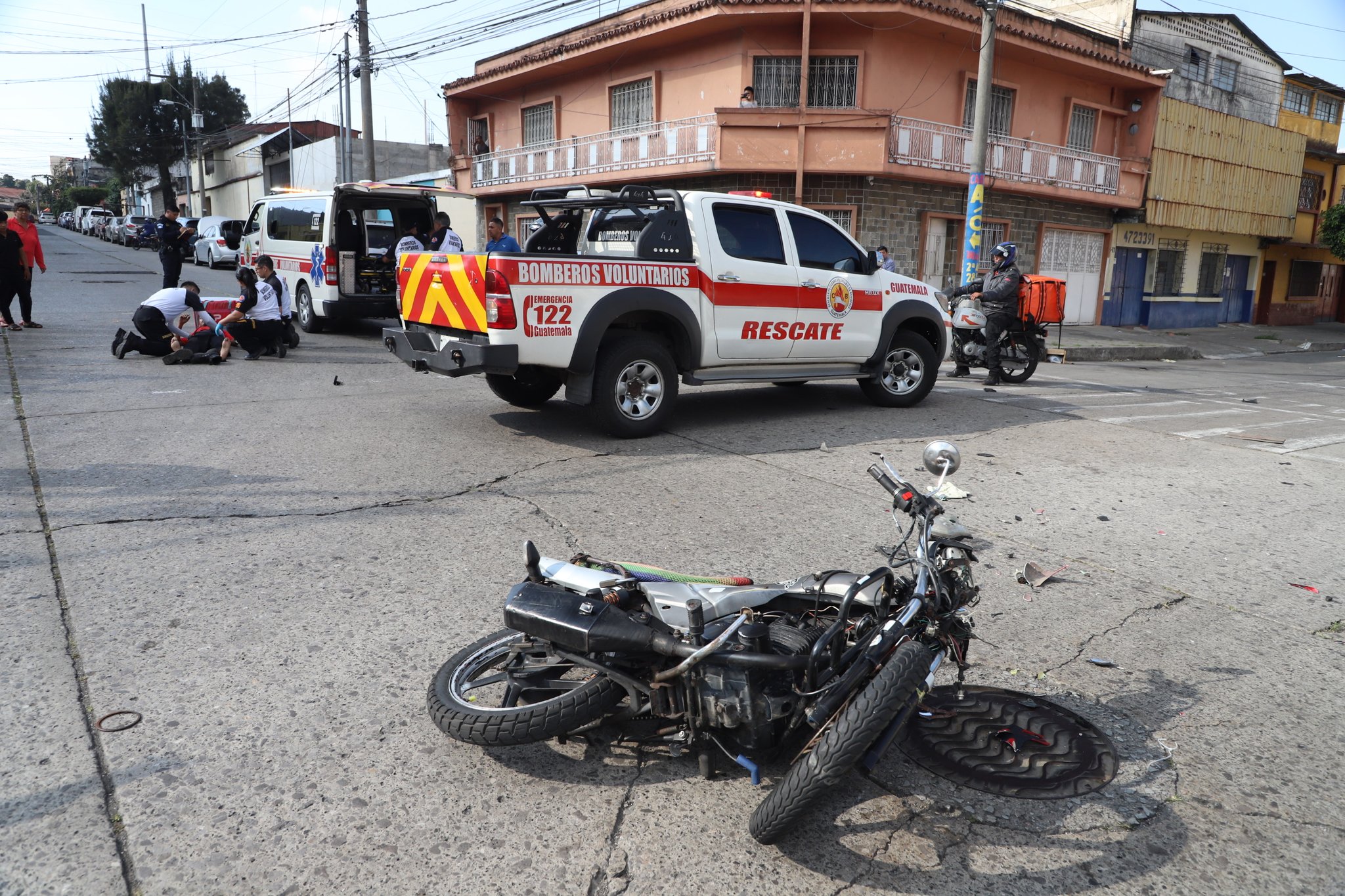 A diario en la ciudad se reportan un promedio de ocho accidentes de motocicleta. (Foto Prensa Libre: Bmoberos Voluntarios)