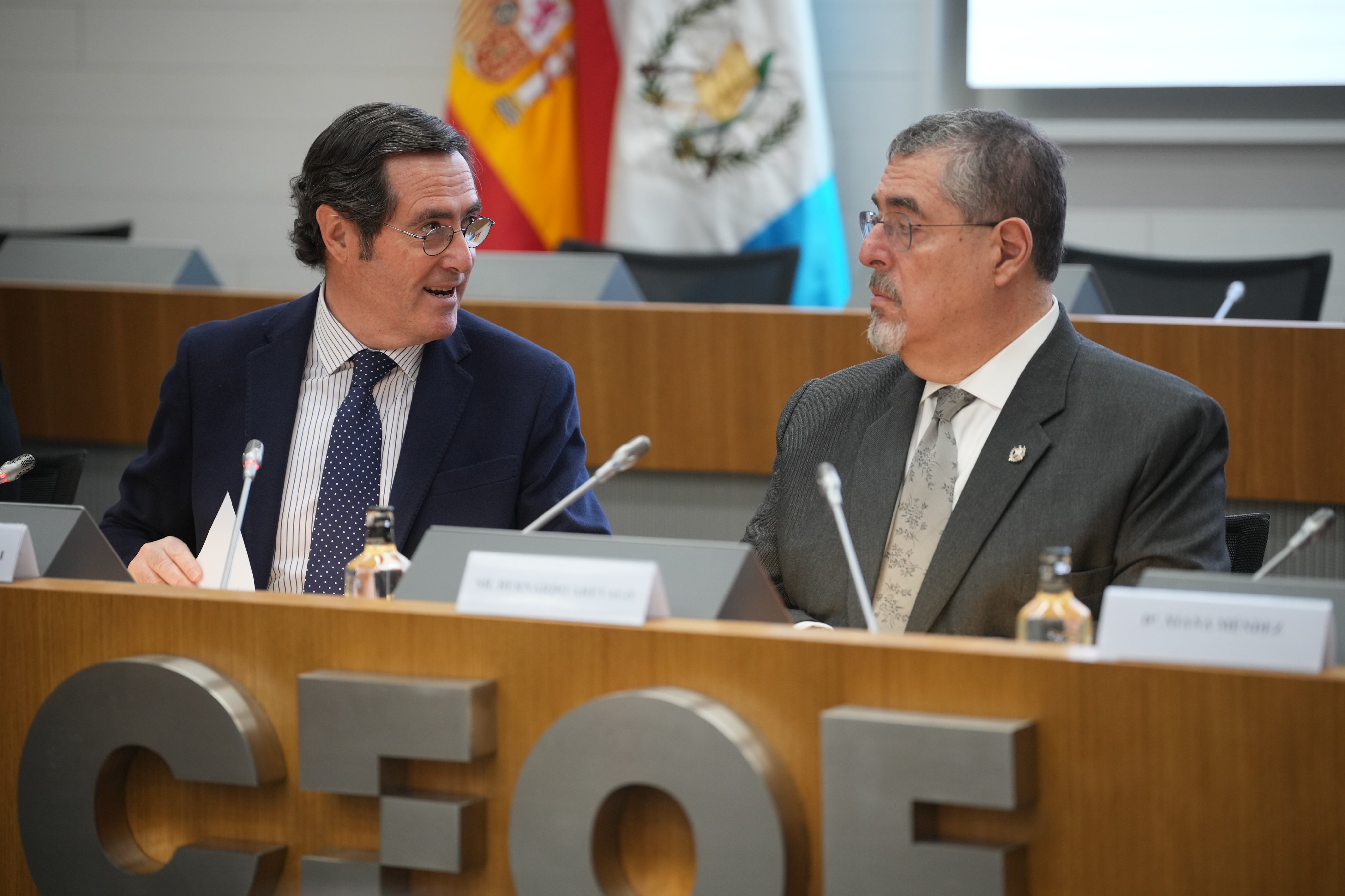 El presidente de Guatemala, Bernardo Arévalo -derecha- en la reuión del CEOE en Madrid, España. (Foto Prensa Libre: CEOE)