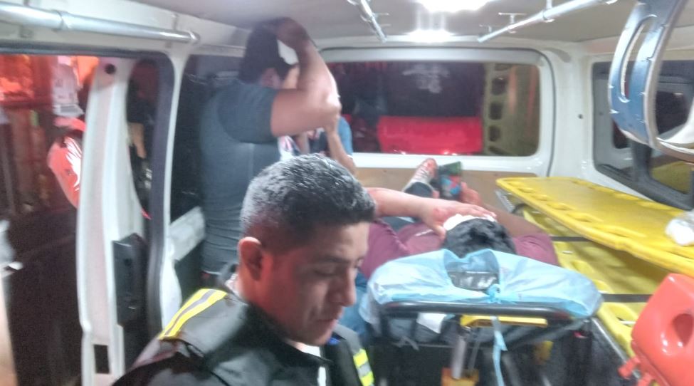 Cinco personas resultaron heridas de arma blanca en un ataque que ocurrio en Tierra Blanca, Mixco. (Foto Prensa Libre: Bomberos Voluntarios)