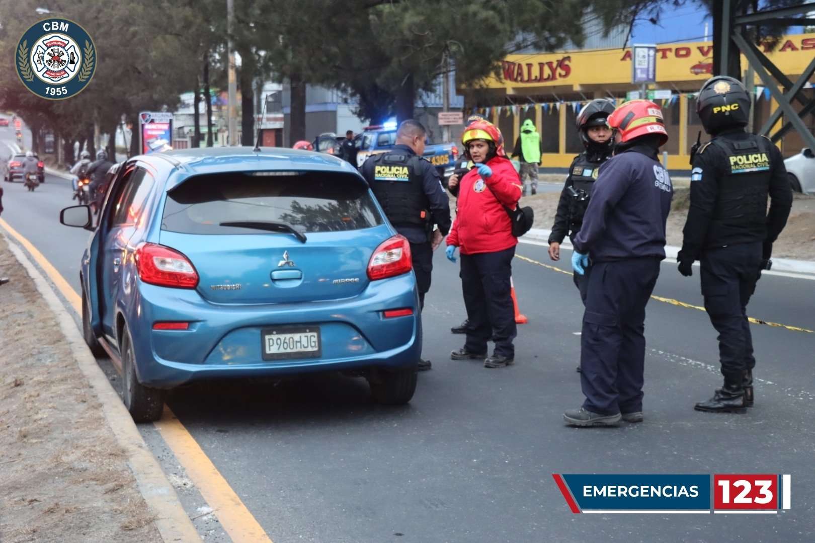 Hombre murió en un ataque armado en el Periférico y 20 calle de la zona 11 de la capital. (Foto Prensa Libre: Bomberos Municipales)