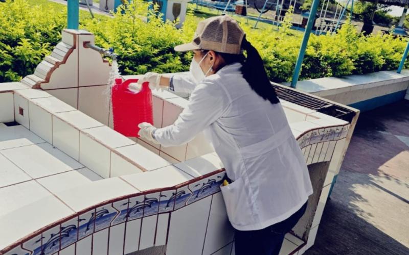 Personal del Ministerio de Salud toma muestras de agua de sistemas de abastecimiento de Suchitepéquez en busca de determinar el origen del brote de una enfermedad neurológica aguda. (Foto Prensa Libre: Tomada @MinSaludGuate)