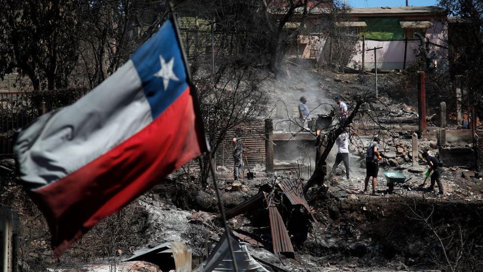 En Chile se declararon dos días de luto nacional por las víctimas de los graves incendios que causaron la muerte de más de 120 personas en el centro el país.
GETTY IMAGES