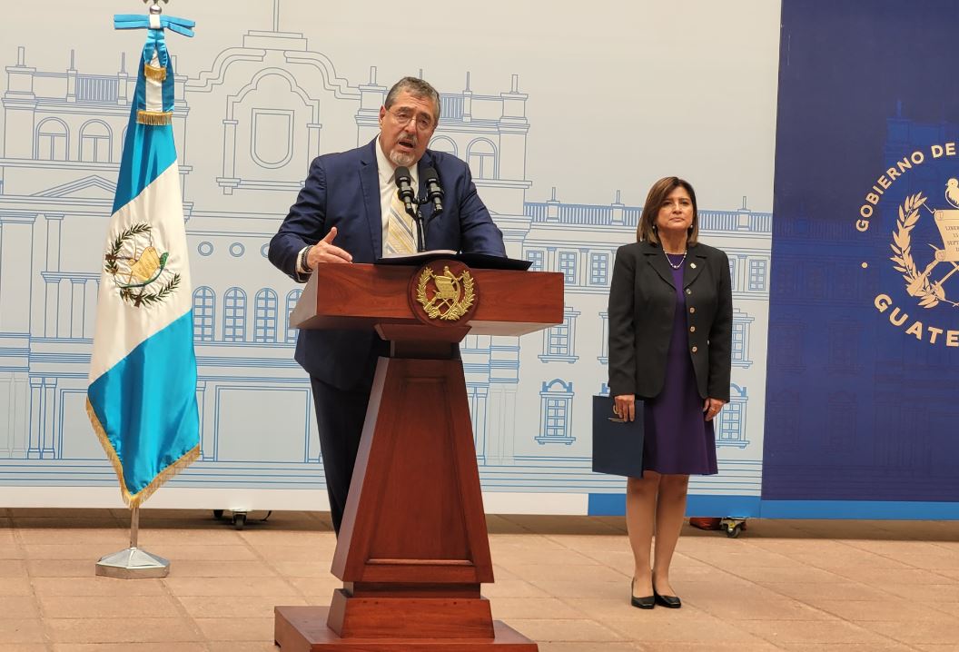 El presidente de Guatemala,  Bernardo Arévalo, y la vicemandataria, Karin Herrera, en una conferencia de prensa el 26 de febrero de 2024. (Foto Prensa Libre: Gabriel Molina)