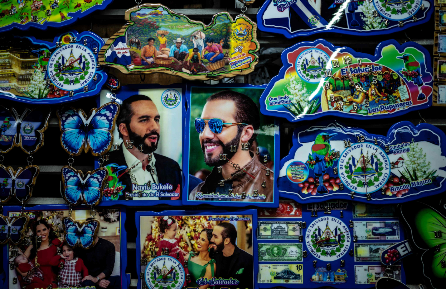 Nayib Buekele apuesta por la continuidad en la presidencia de El Salvador y su campaña también incluye diversos objetos decorativos con su imagen. (foto Prensa Libre: AFP)