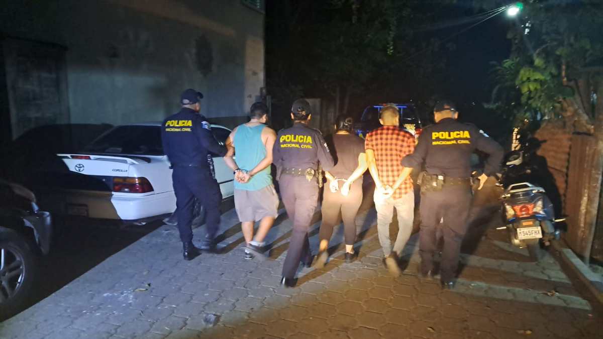 Tres personas fueron detenidas en Santa Bárbara, Suchitepéquez, por supuesto robo de un camión. (Foto Prensa Libre: PNC)