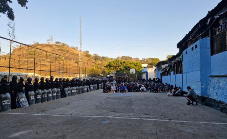 Agentes de la PNC custodian a reclusos durante la requisa en la cárcel El Boquerón, en Santa Rosa. (Foto Prensa Libre: PNC)