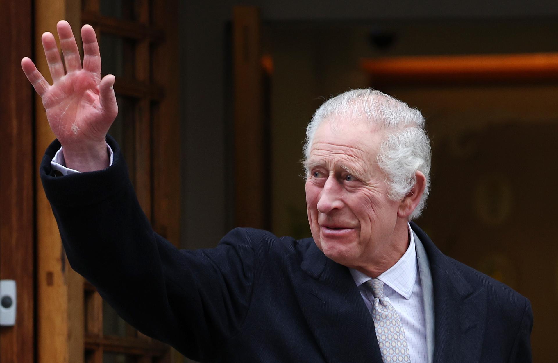 Carlos III regresa a Londres