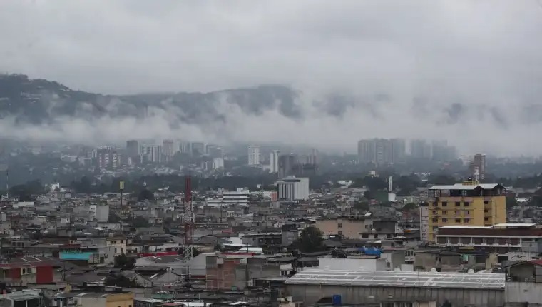 Calor excesivo es interrumpido por frente frío y cambia condiciones del clima en Guatemala