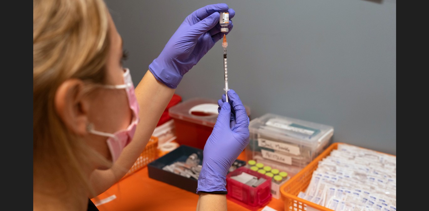 Preparación de una dosis de la vacuna contra el coronavirus en un centro de vacunación en Manhattan, el 2 de noviembre de 2021. (James Estrin/The New York Times)
