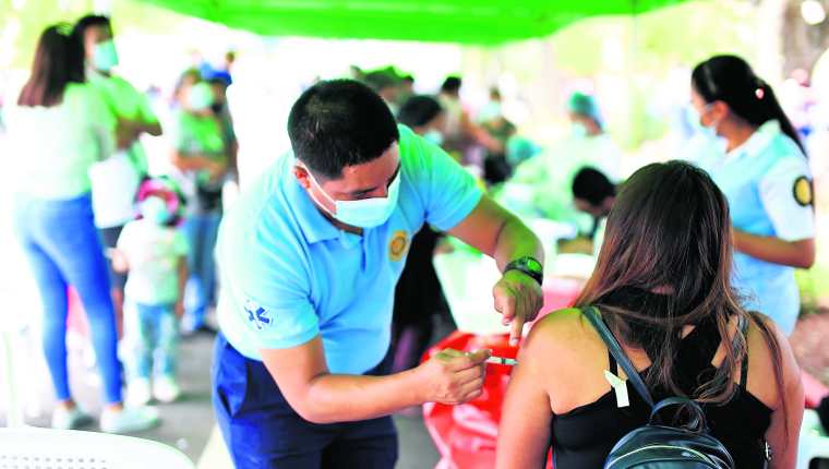 La vacuna Moderna estÃ¡ disponible en todos los centros de salud, afirman delegados del ministerio de Salud. (Foto Prensa Libre: Hemeroteca PL)