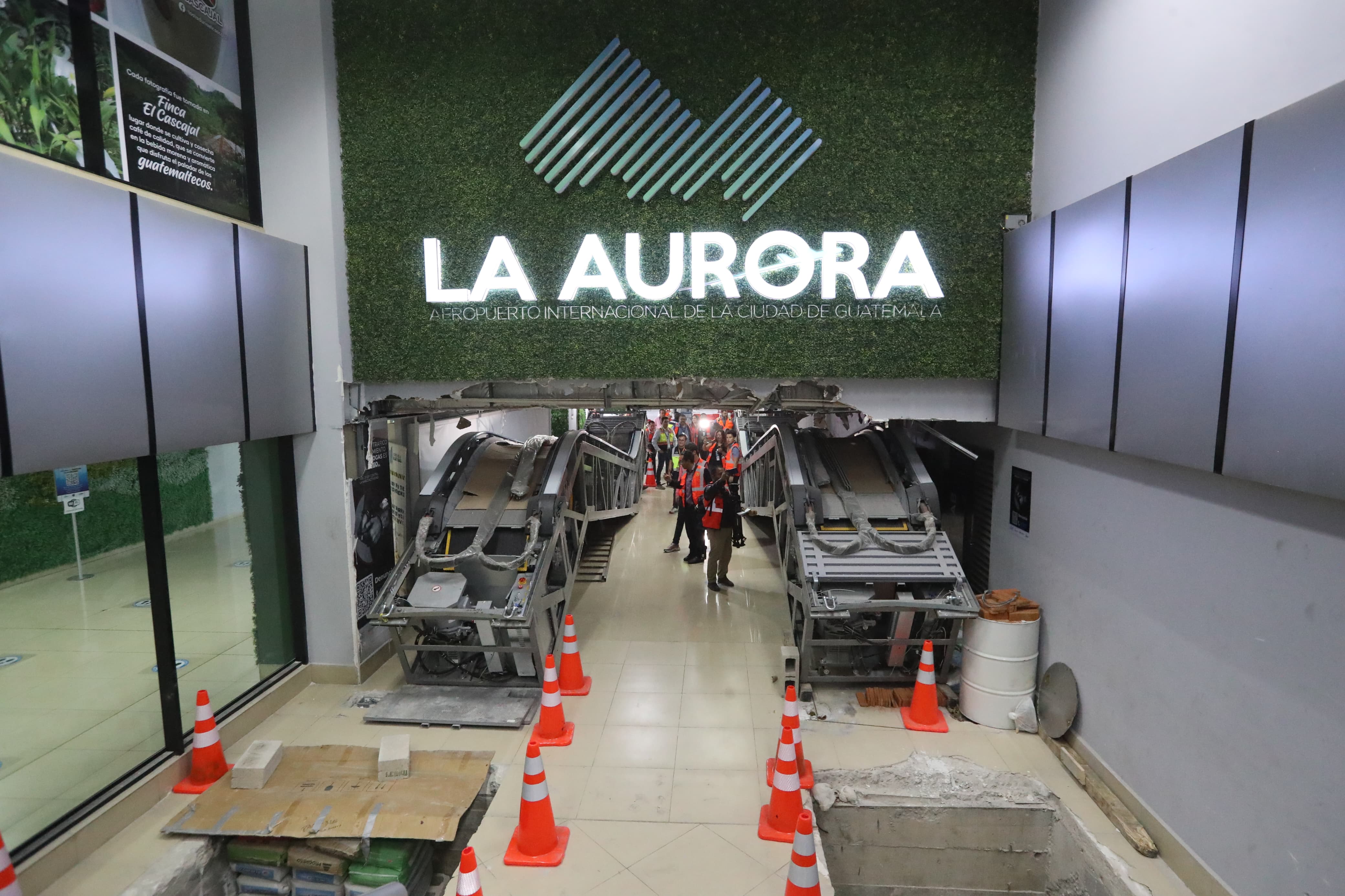 Autoridades recorren el Aeropuerto Internacional La Aurora y revelan varias deficiencias