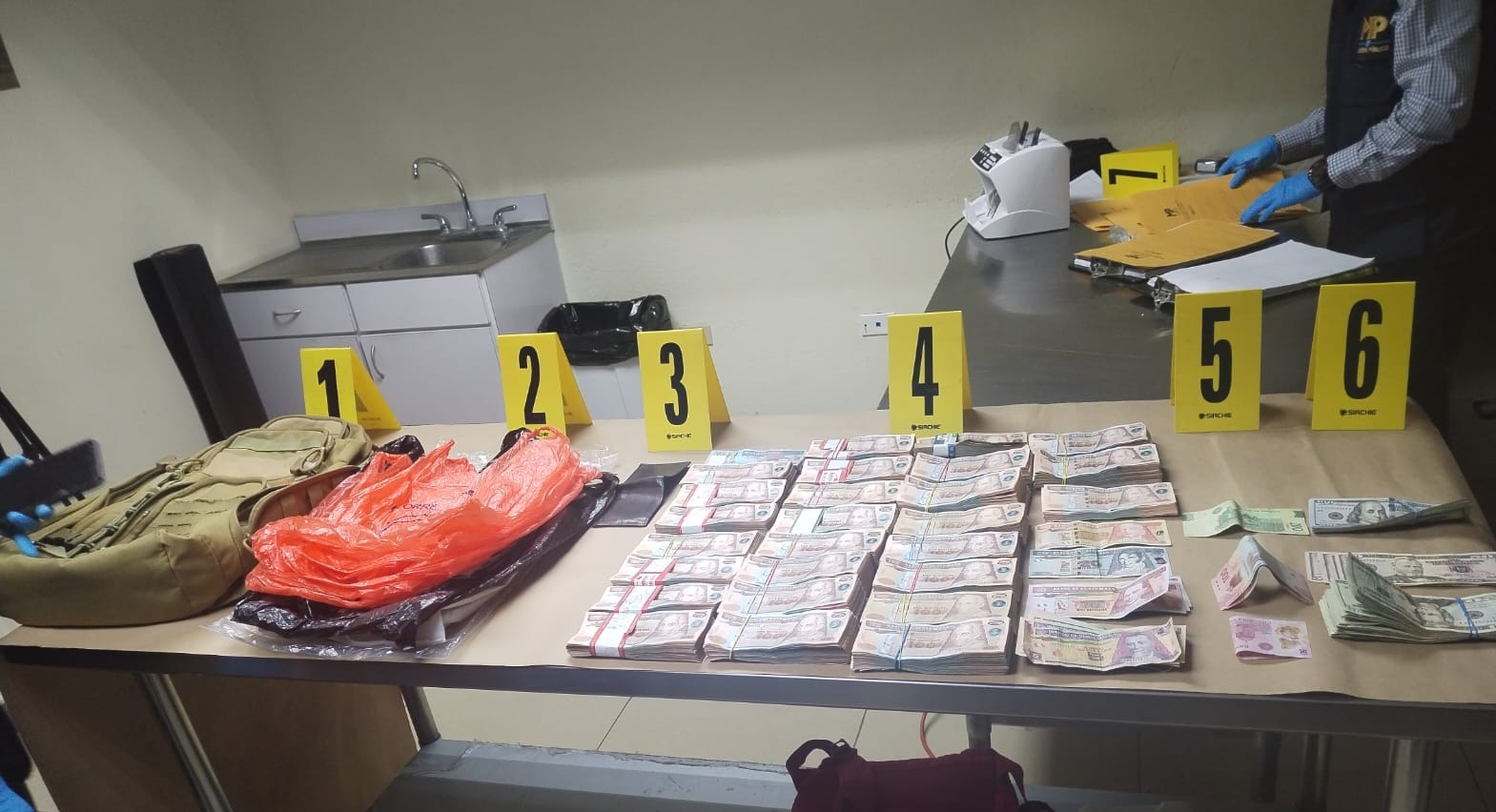 Sujeto habría intentado viajar con Q260 mil y fue detenido en aeropuerto La Aurora