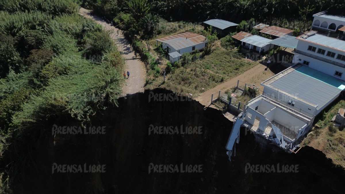 Grandes cantidades de tierra se desprendieron de una ladera en el caserío El Sacabastal, aldea El Paraíso, Palencia. (Foto Prensa Libre: Carlos Hernández Ovalle)
