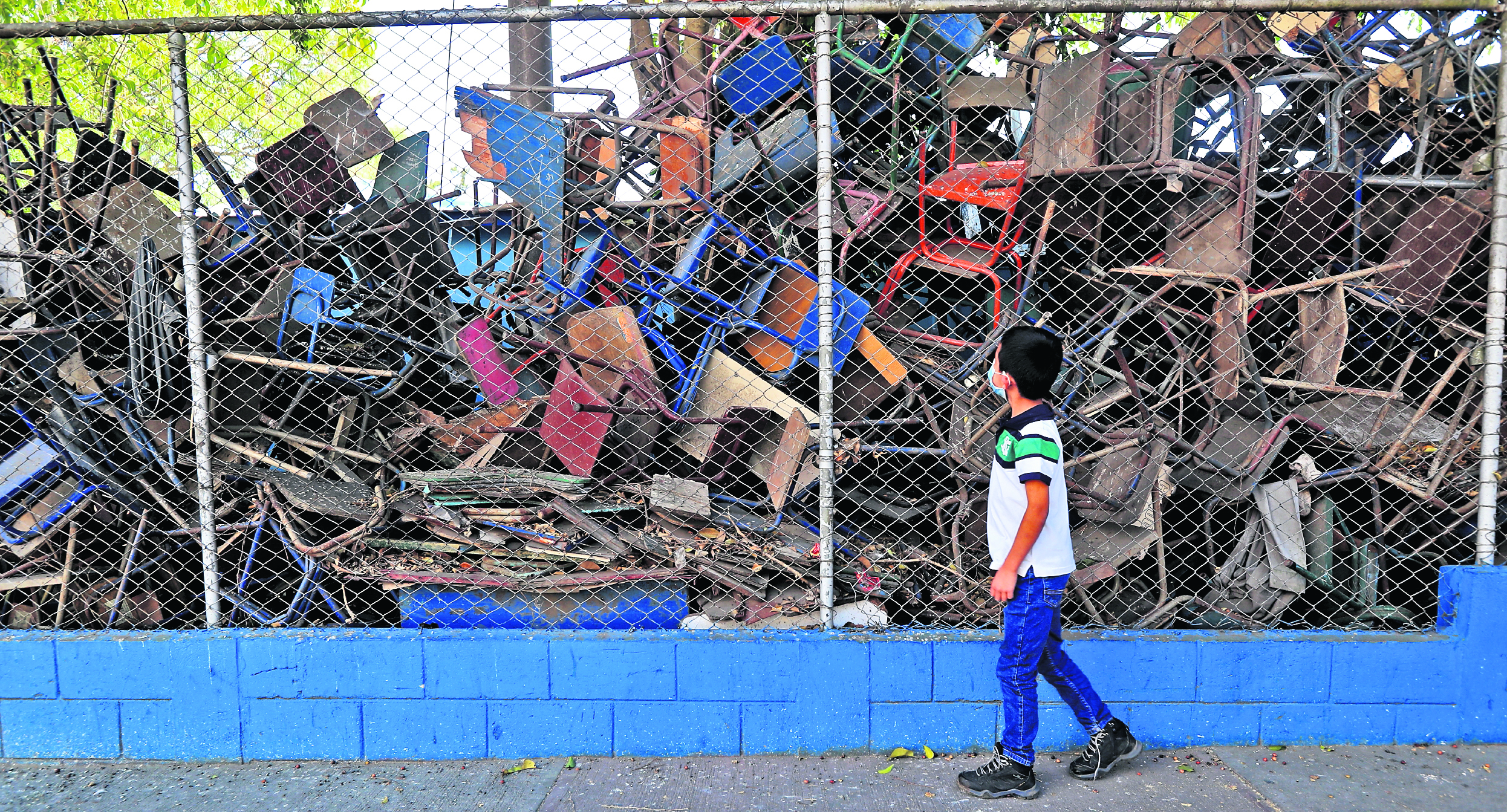 Los escritorios deteriorados permanecen amontonados en rincones de las escuelas. (Foto Prensa Libre: Hemeroteca PL)