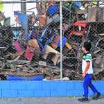 Los escritorios deteriorados permanecen amontonados en rincones de las escuelas. (Foto Prensa Libre: Hemeroteca PL)