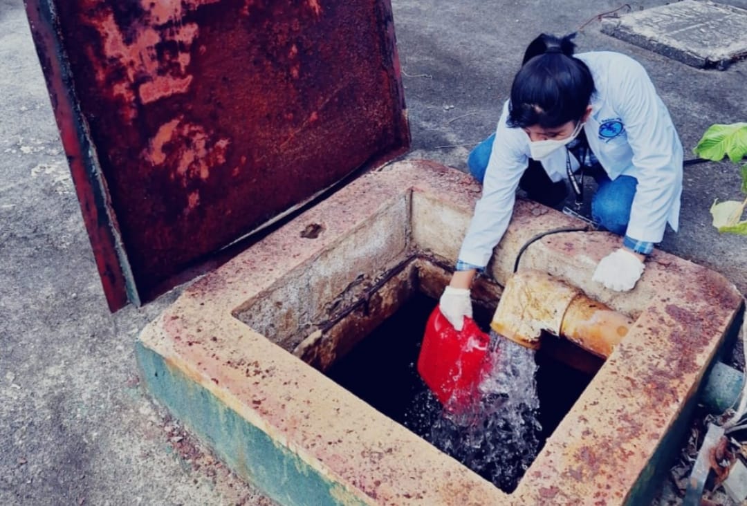 Trabajadores de Salud toman muestras de agua en Cuyotenango, Suchitepéquez. (Foto Prensa Libre: Cortesía Ministerio de Salud)