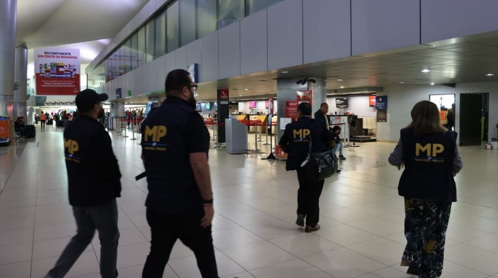 Fiscales del MP en diligencia en el Aeropuerto Internacional La Aurora en seguimiento a una investigación por la compra de gradas eléctricas y elevadores. (Foto Prensa Libre: MP)